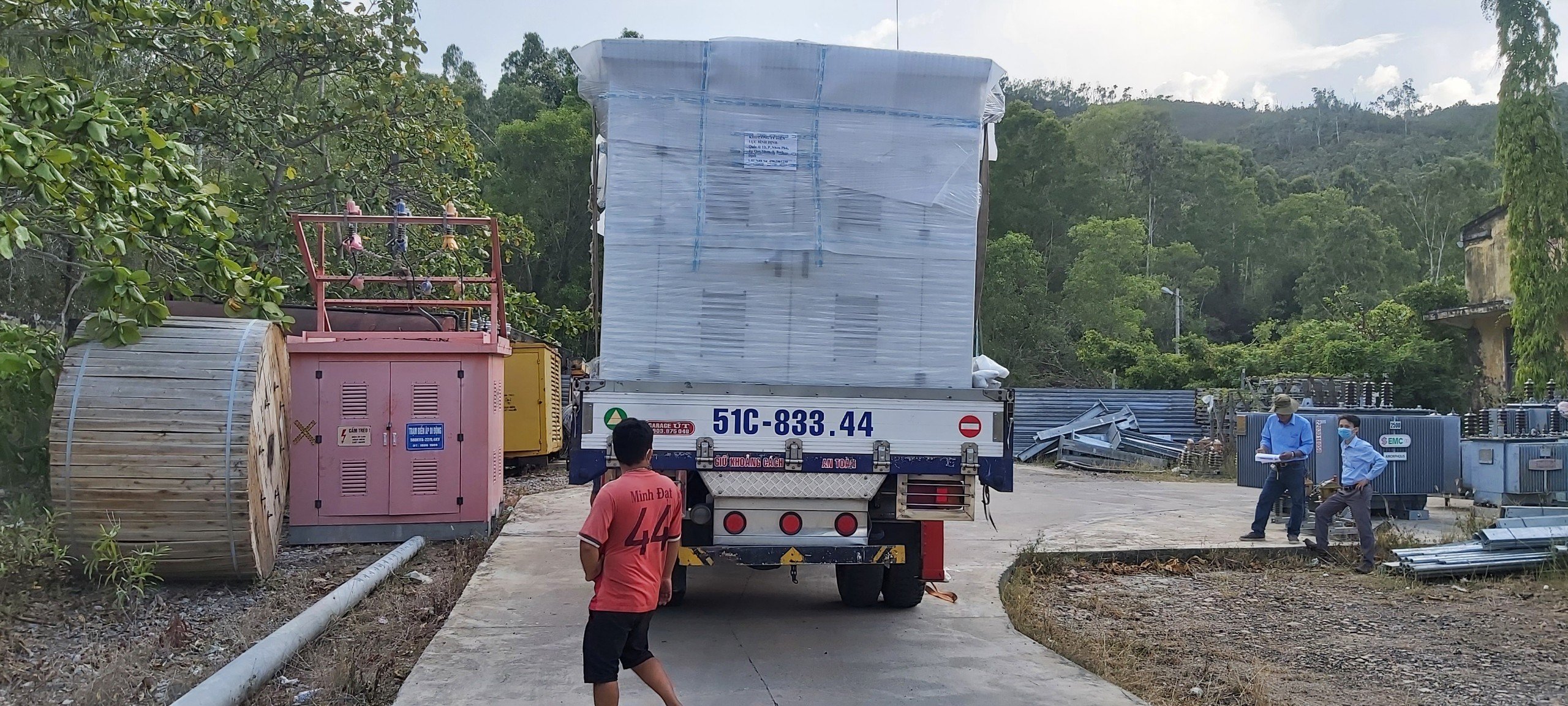 Handing over Kios cabinets to Binh Dinh Power Company